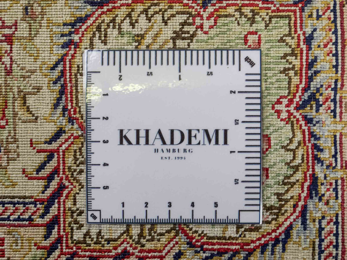 Sehr feiner, handgeknüpfter Khademi Orientteppich mit Ghom Design aus reiner Seide, creme, weiß, braun. 143x94 cm. Vertrieb durch Jupiter Intl.