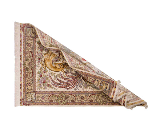 Sehr feiner, handgeknüpfter Khademi Orientteppich mit Ghom Design aus reiner Seide, creme, weiß, braun. 143x94 cm. Vertrieb durch Jupiter Intl.
