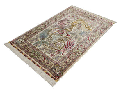 Sehr feiner, handgeknüpfter Khademi Orientteppich mit Ghom Design aus reiner Seide, creme, weiß, braun. 143x94 cm. Vertrieb durch Jupiter Intl.