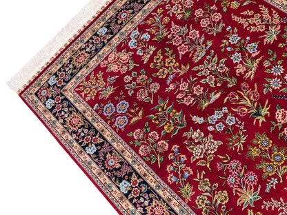 Sehr feiner, handgeknüpfter Khademi Orientteppich mit Ghom Design aus reiner Seide, rot, blau. 143x94 cm. Vertrieb durch Jupiter Intl.
