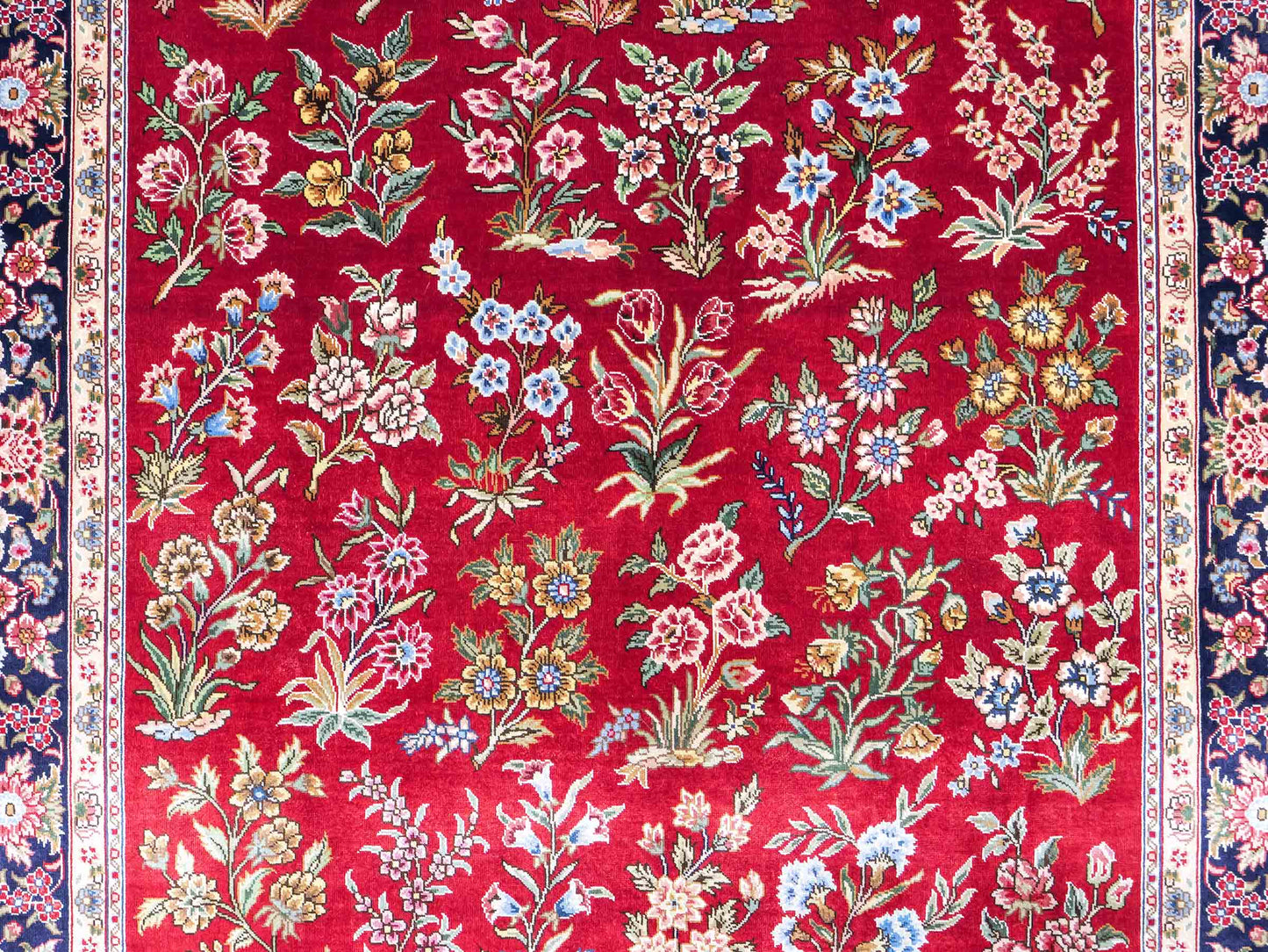Sehr feiner, handgeknüpfter Khademi Orientteppich mit Ghom Design aus reiner Seide, rot, blau. 143x94 cm. Vertrieb durch Jupiter Intl.