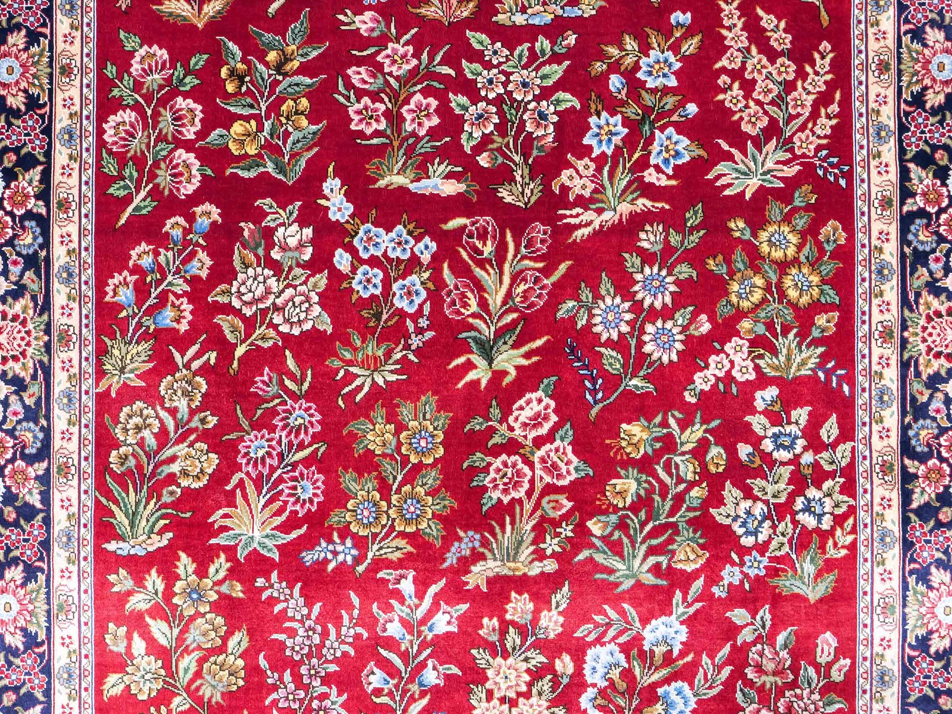 Sehr feiner, handgeknüpfter Khademi Orientteppich mit Ghom Design aus reiner Seide, rot, blau. 143x94 cm. Vertrieb durch Jupiter Intl.