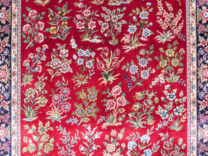 Sehr feiner, handgeknüpfter Khademi Orientteppich mit Ghom Design aus reiner Seide, rot, blau. 143x94 cm. Vertrieb durch Jupiter Intl.