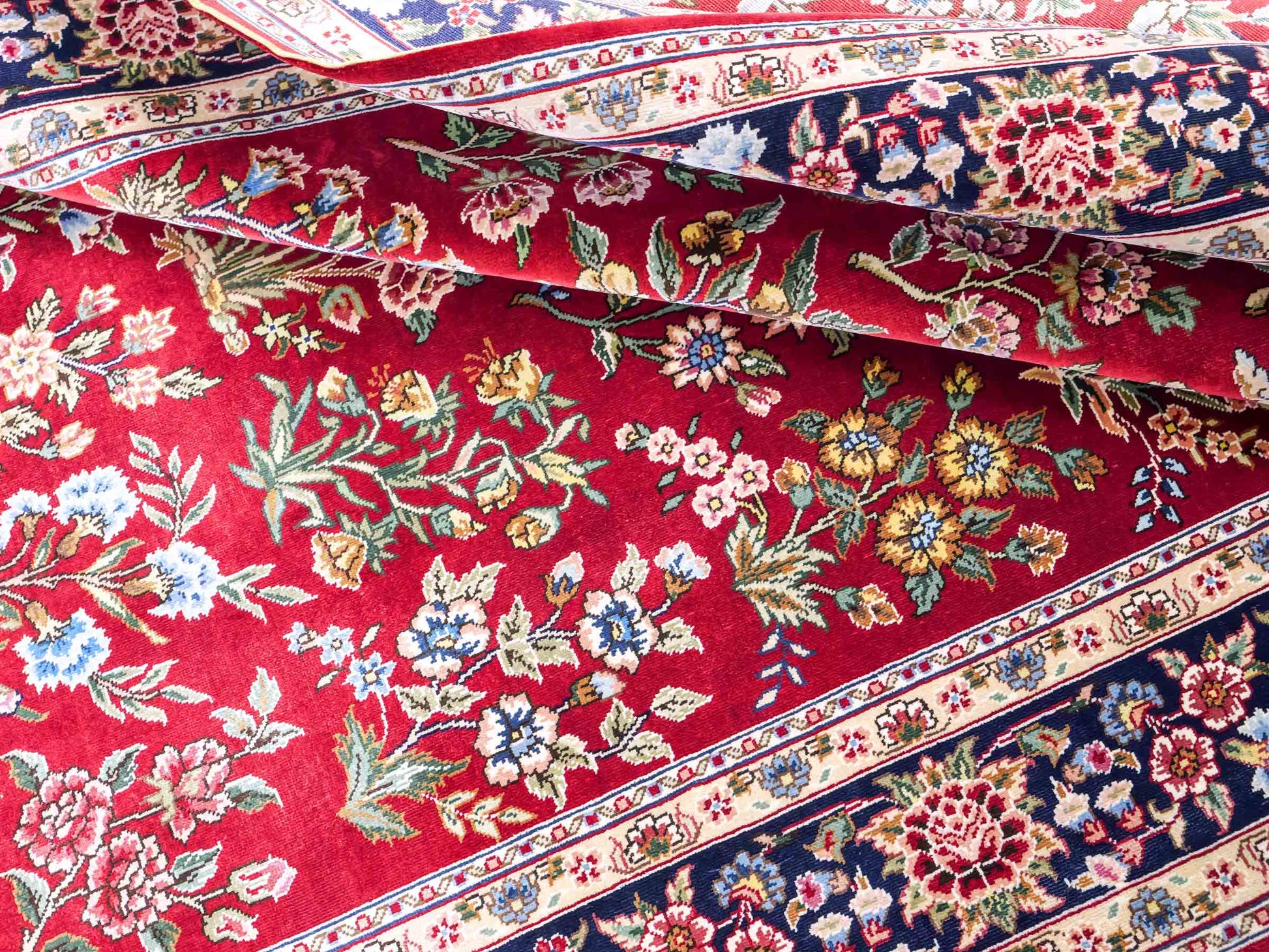 Sehr feiner, handgeknüpfter Khademi Orientteppich mit Ghom Design aus reiner Seide, rot, blau. 143x94 cm. Vertrieb durch Jupiter Intl.