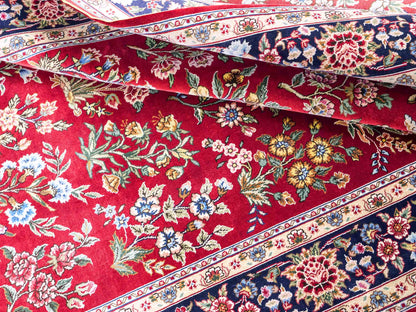 Sehr feiner, handgeknüpfter Khademi Orientteppich mit Ghom Design aus reiner Seide, rot, blau. 143x94 cm. Vertrieb durch Jupiter Intl.