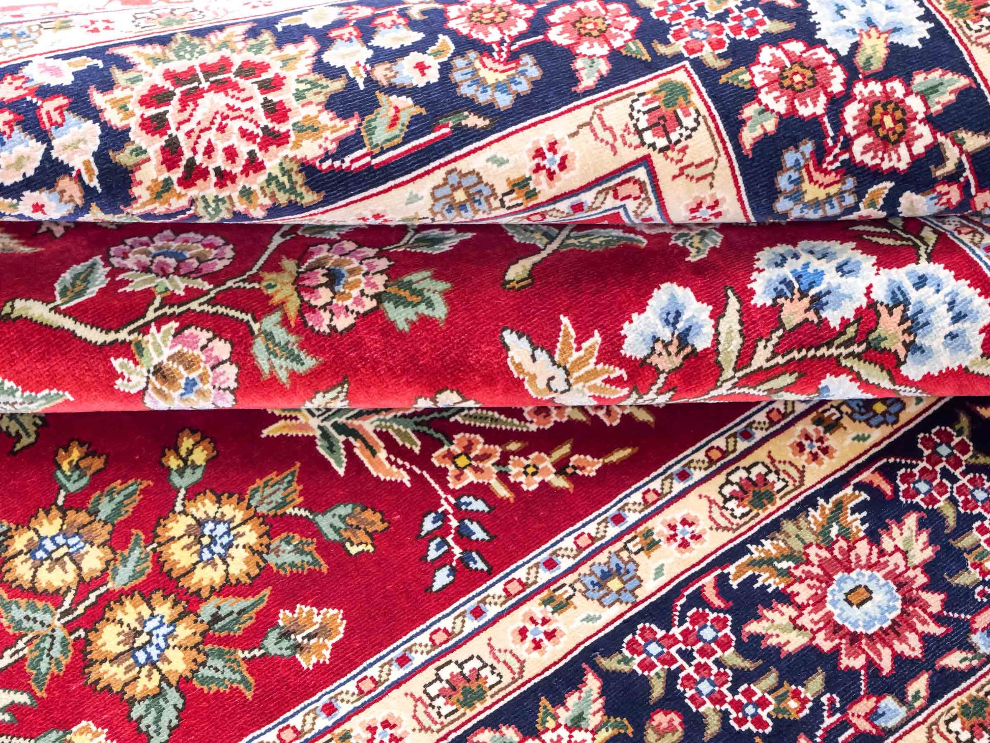 Sehr feiner, handgeknüpfter Khademi Orientteppich mit Ghom Design aus reiner Seide, rot, blau. 143x94 cm. Vertrieb durch Jupiter Intl.