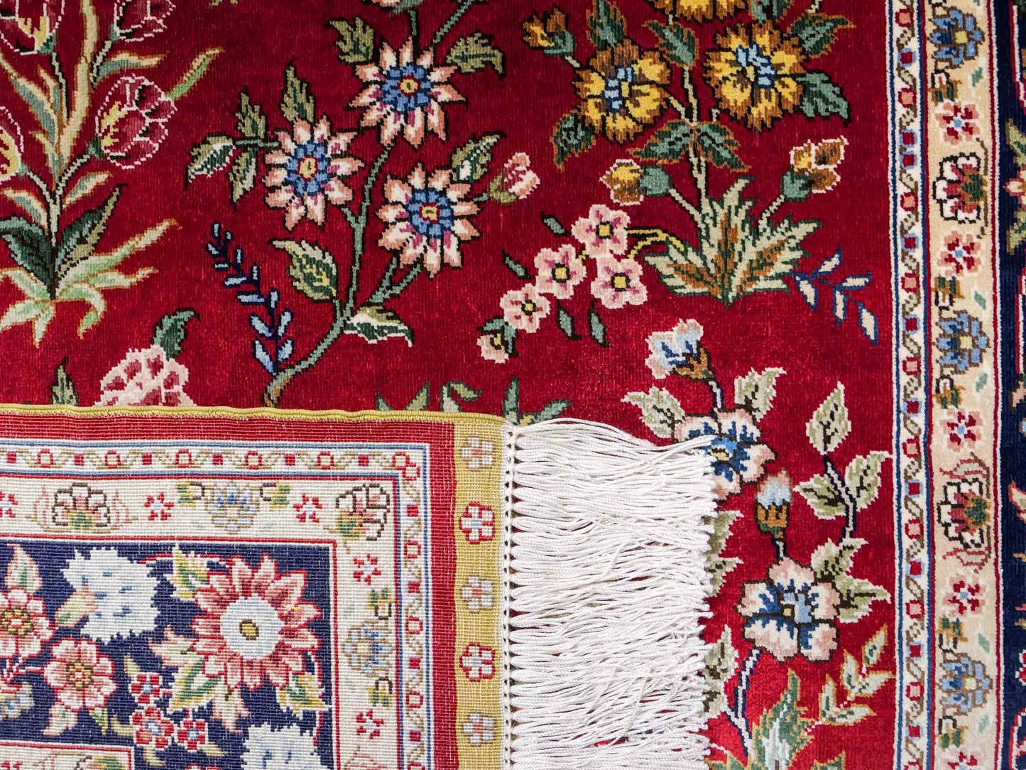 Sehr feiner, handgeknüpfter Khademi Orientteppich mit Ghom Design aus reiner Seide, rot, blau. 143x94 cm. Vertrieb durch Jupiter Intl.