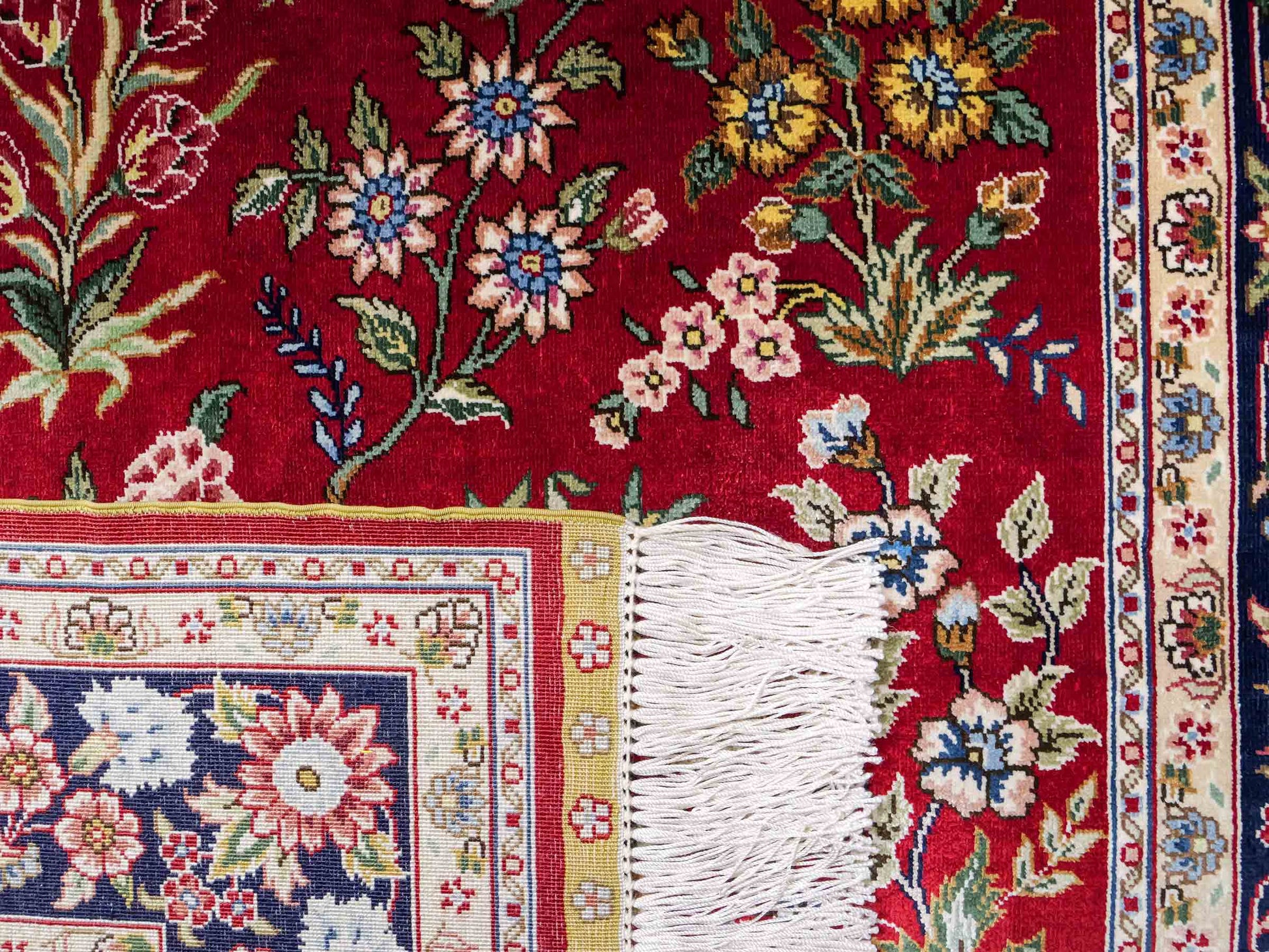 Sehr feiner, handgeknüpfter Khademi Orientteppich mit Ghom Design aus reiner Seide, rot, blau. 143x94 cm. Vertrieb durch Jupiter Intl.