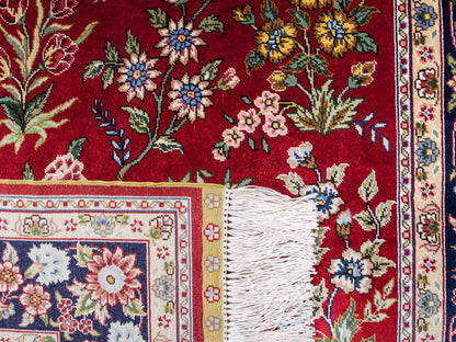 Sehr feiner, handgeknüpfter Khademi Orientteppich mit Ghom Design aus reiner Seide, rot, blau. 143x94 cm. Vertrieb durch Jupiter Intl.