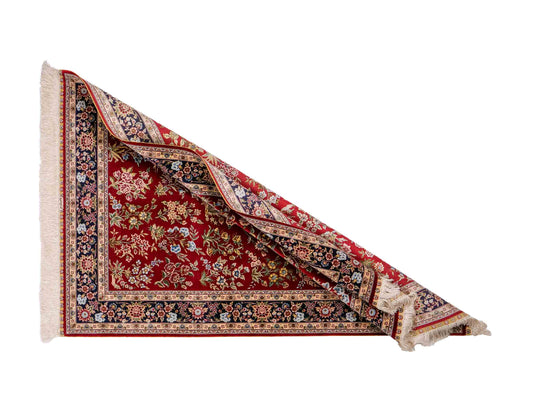 Sehr feiner, handgeknüpfter Khademi Orientteppich mit Ghom Design aus reiner Seide, rot, blau. 143x94 cm. Vertrieb durch Jupiter Intl.
