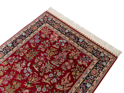 Sehr feiner, handgeknüpfter Khademi Orientteppich mit Ghom Design aus reiner Seide, rot, blau. 143x94 cm. Vertrieb durch Jupiter Intl.