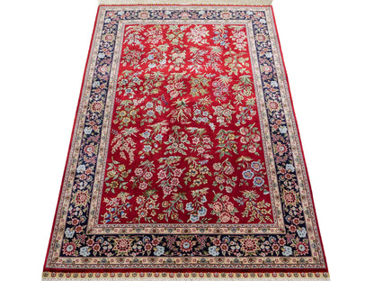 Sehr feiner, handgeknüpfter Khademi Orientteppich mit Ghom Design aus reiner Seide, rot, blau. 143x94 cm. Vertrieb durch Jupiter Intl.