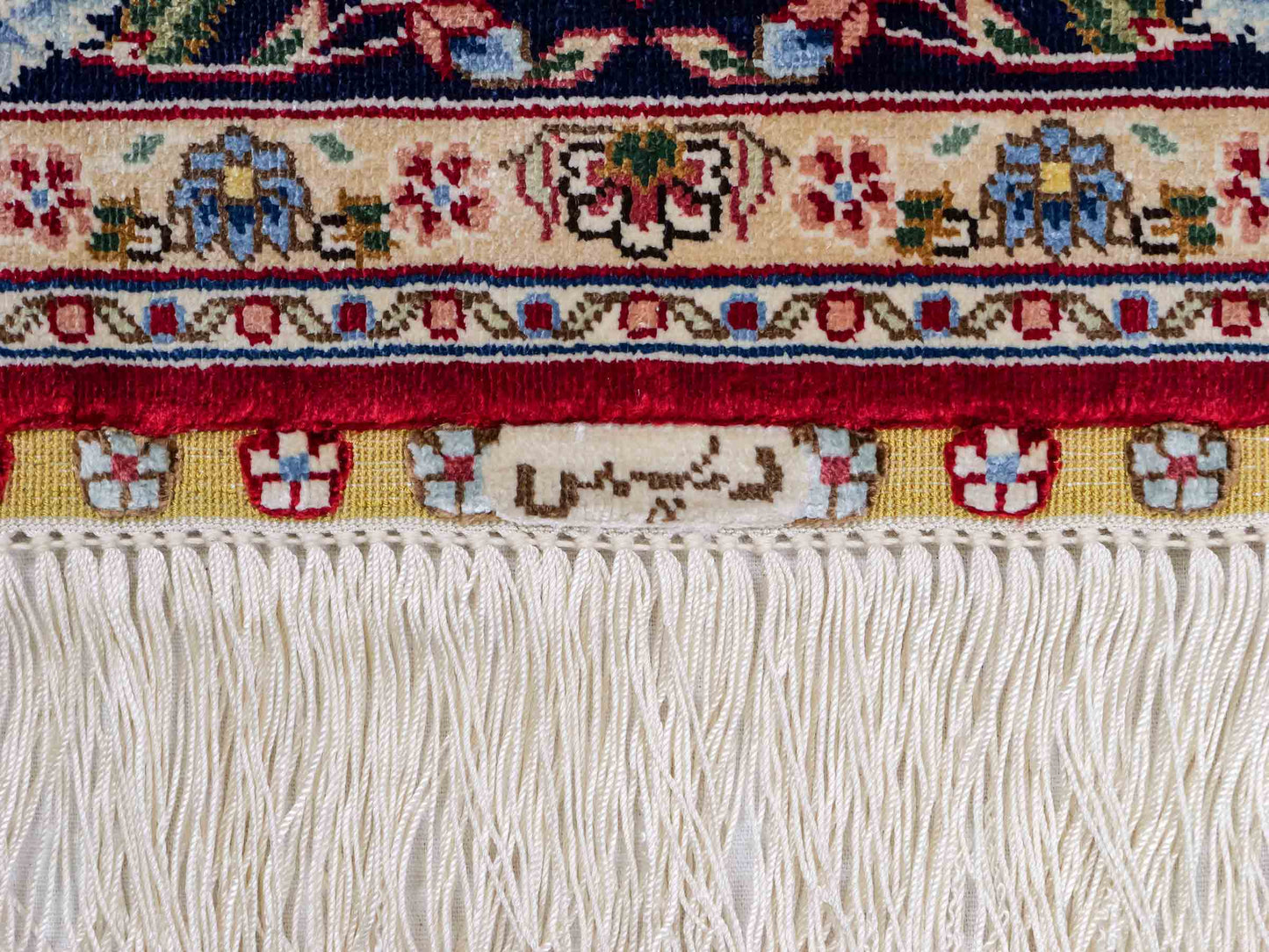 Sehr feiner, handgeknüpfter Khademi Orientteppich mit Ghom Design aus reiner Seide, rot, blau. 143x94 cm. Vertrieb durch Jupiter Intl.