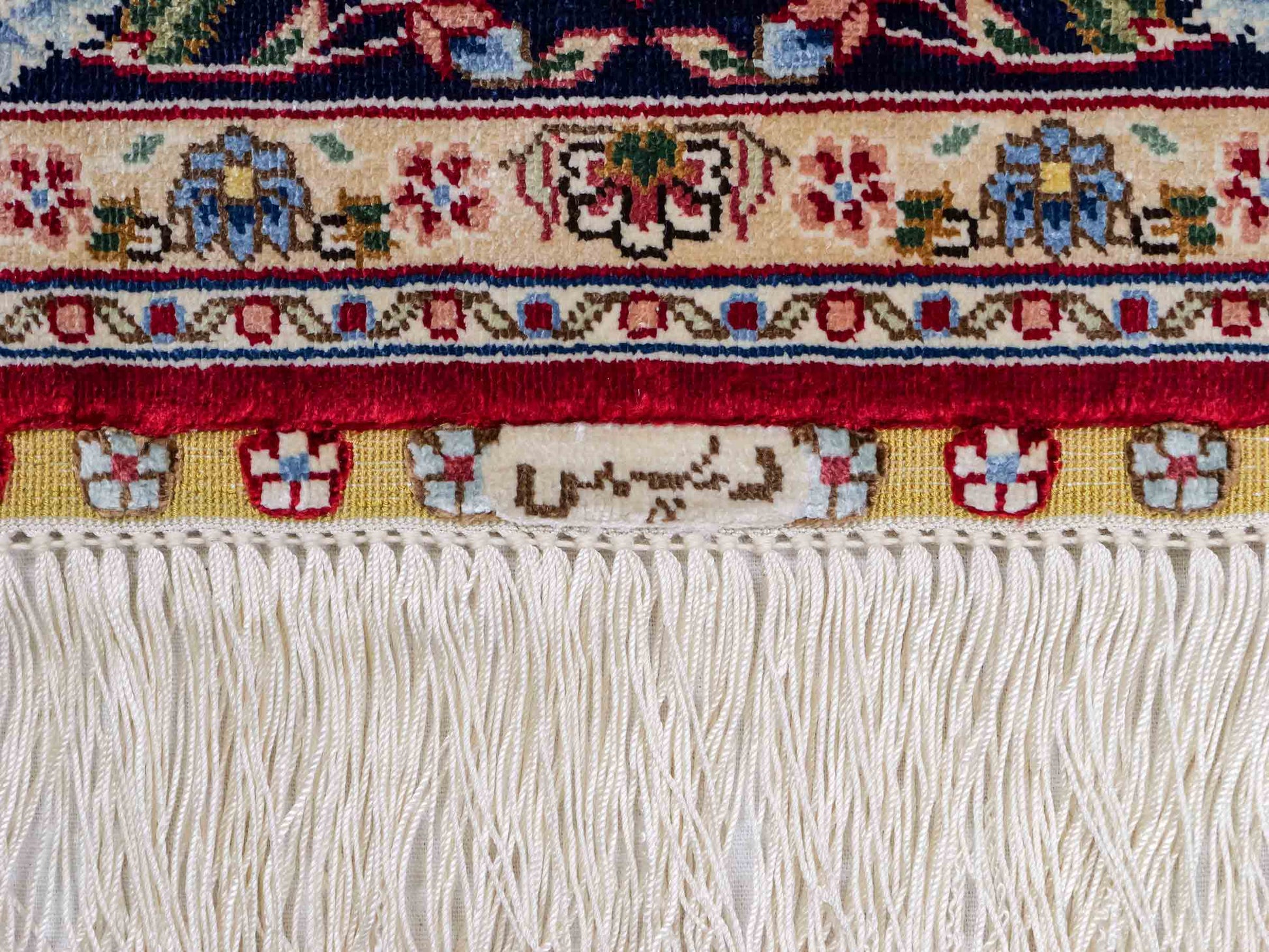 Sehr feiner, handgeknüpfter Khademi Orientteppich mit Ghom Design aus reiner Seide, rot, blau. 143x94 cm. Vertrieb durch Jupiter Intl.