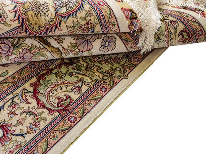 Sehr feiner, handgeknüpfter Khademi Orientteppich mit Ghom Design aus Seide, creme, weiß. 143x94 cm. Vertrieb durch Jupiter Intl.
