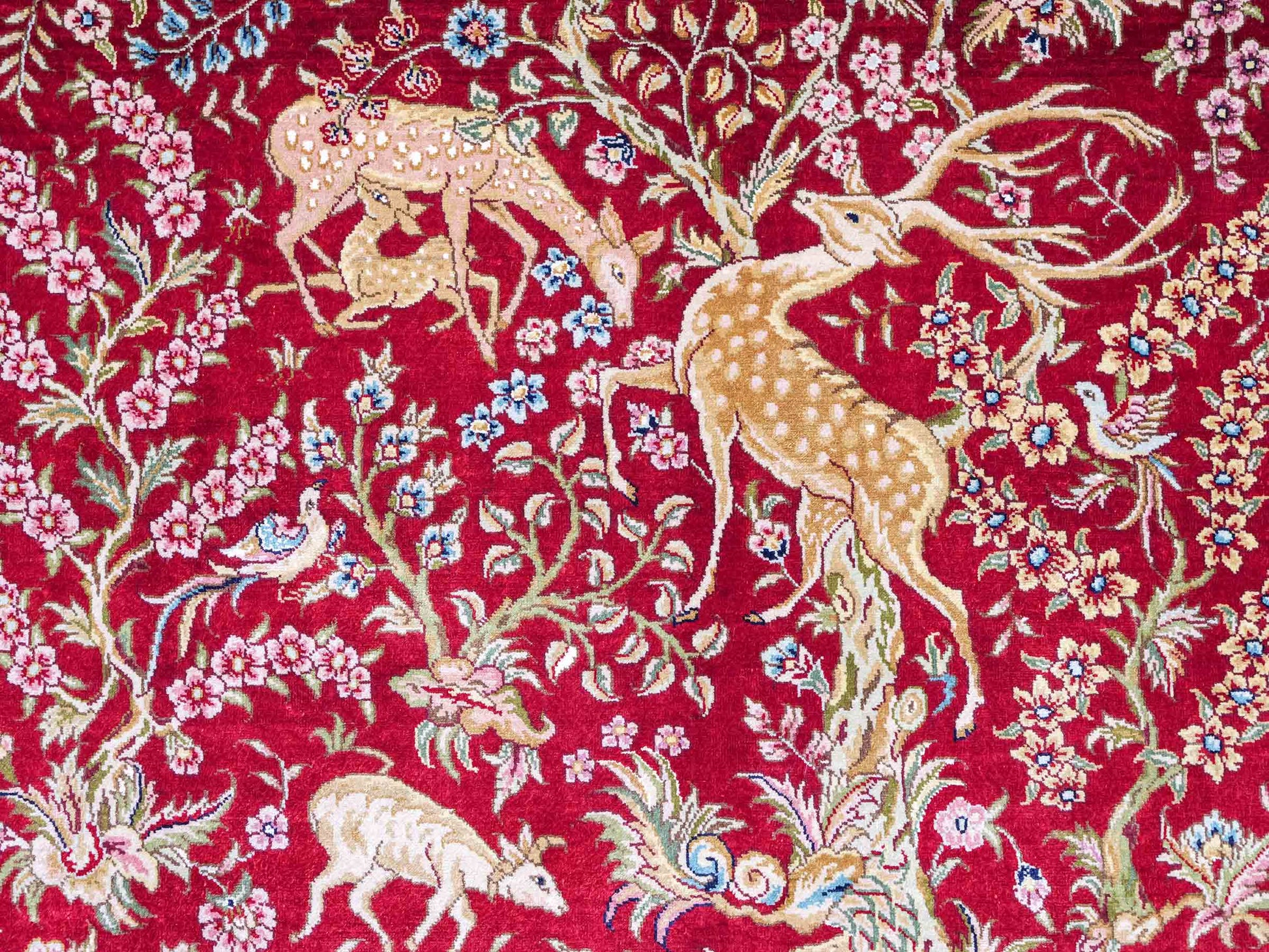 Sehr feiner, handgeknüpfter Khademi Orientteppich mit Ghom Design aus reiner Seide, rot, beige, creme. 153x95 cm. Vertrieb durch Jupiter Intl.