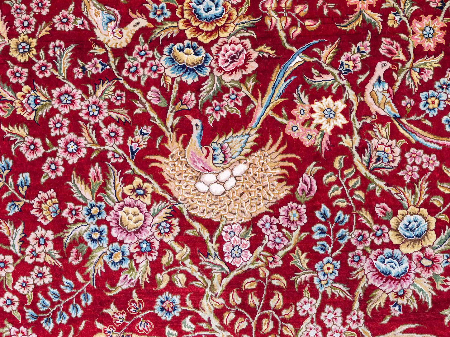 Sehr feiner, handgeknüpfter Khademi Orientteppich mit Ghom Design aus reiner Seide, rot, beige, creme. 153x95 cm. Vertrieb durch Jupiter Intl.