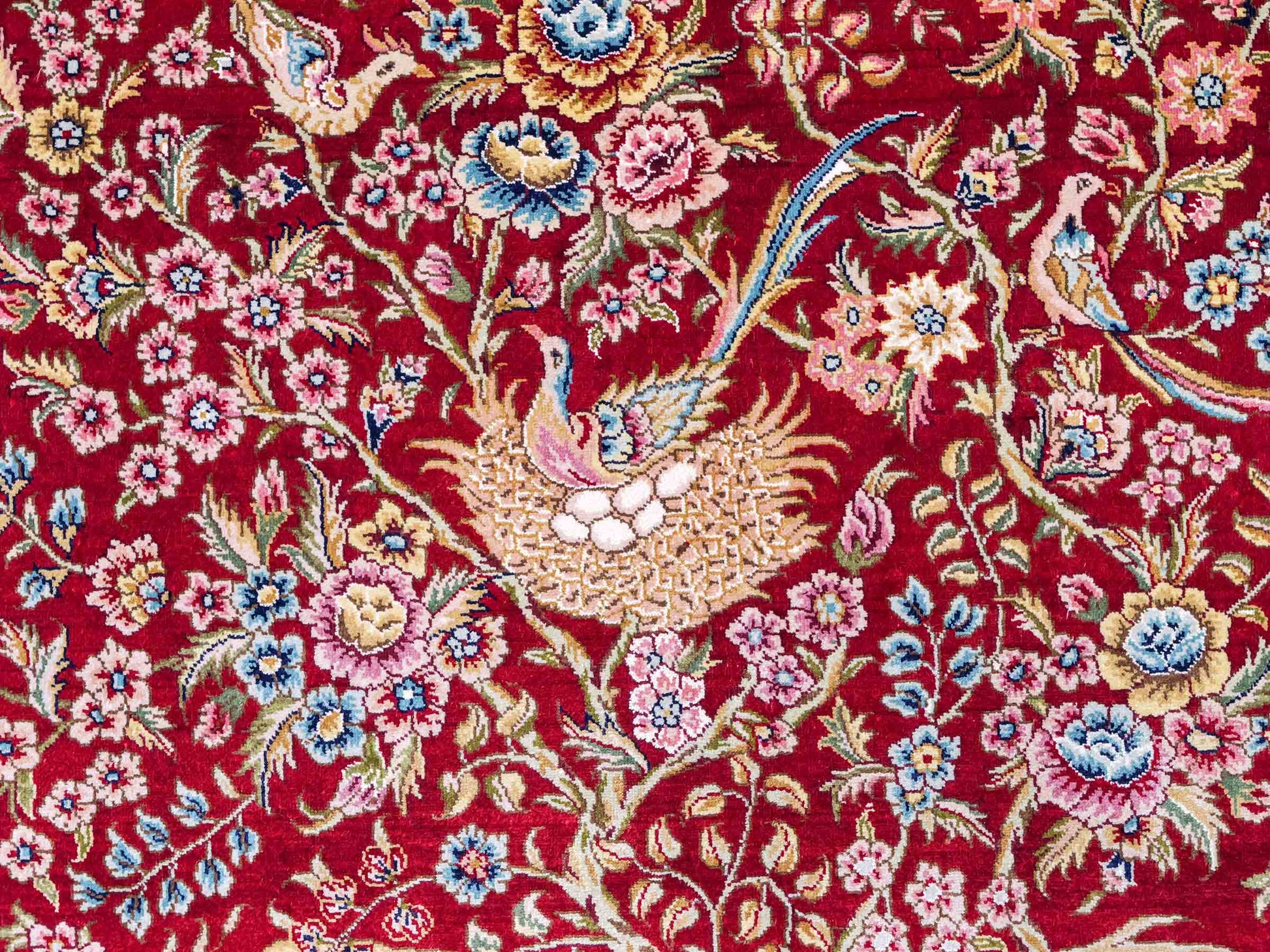 Sehr feiner, handgeknüpfter Khademi Orientteppich mit Ghom Design aus reiner Seide, rot, beige, creme. 153x95 cm. Vertrieb durch Jupiter Intl.