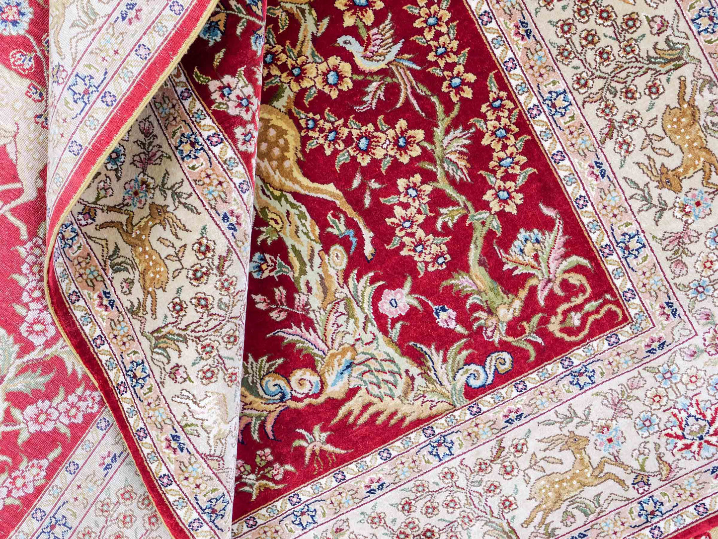 Sehr feiner, handgeknüpfter Khademi Orientteppich mit Ghom Design aus reiner Seide, rot, beige, creme. 153x95 cm. Vertrieb durch Jupiter Intl.