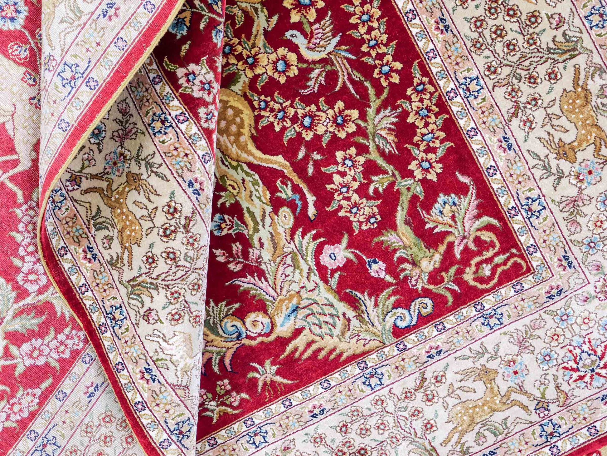 Sehr feiner, handgeknüpfter Khademi Orientteppich mit Ghom Design aus reiner Seide, rot, beige, creme. 153x95 cm. Vertrieb durch Jupiter Intl.