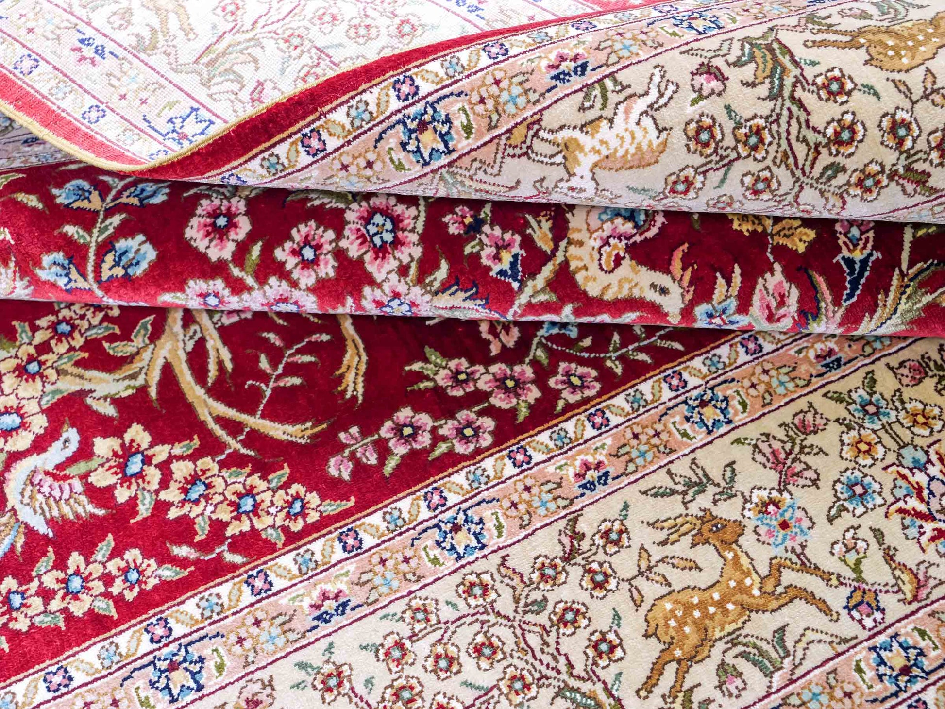 Sehr feiner, handgeknüpfter Khademi Orientteppich mit Ghom Design aus reiner Seide, rot, beige, creme. 153x95 cm. Vertrieb durch Jupiter Intl.