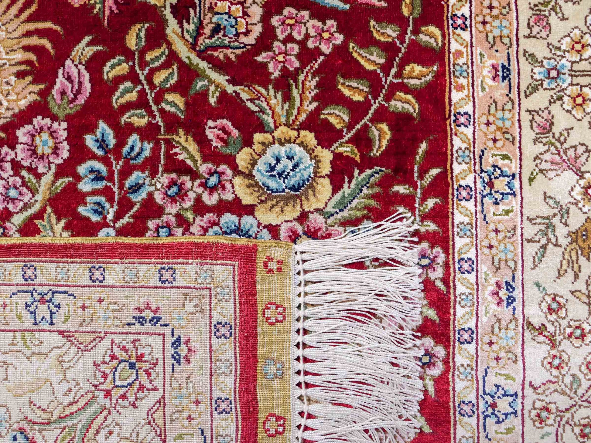 Sehr feiner, handgeknüpfter Khademi Orientteppich mit Ghom Design aus reiner Seide, rot, beige, creme. 153x95 cm. Vertrieb durch Jupiter Intl.