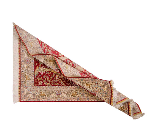 Sehr feiner, handgeknüpfter Khademi Orientteppich mit Ghom Design aus reiner Seide, rot, beige, creme. 153x95 cm. Vertrieb durch Jupiter Intl.