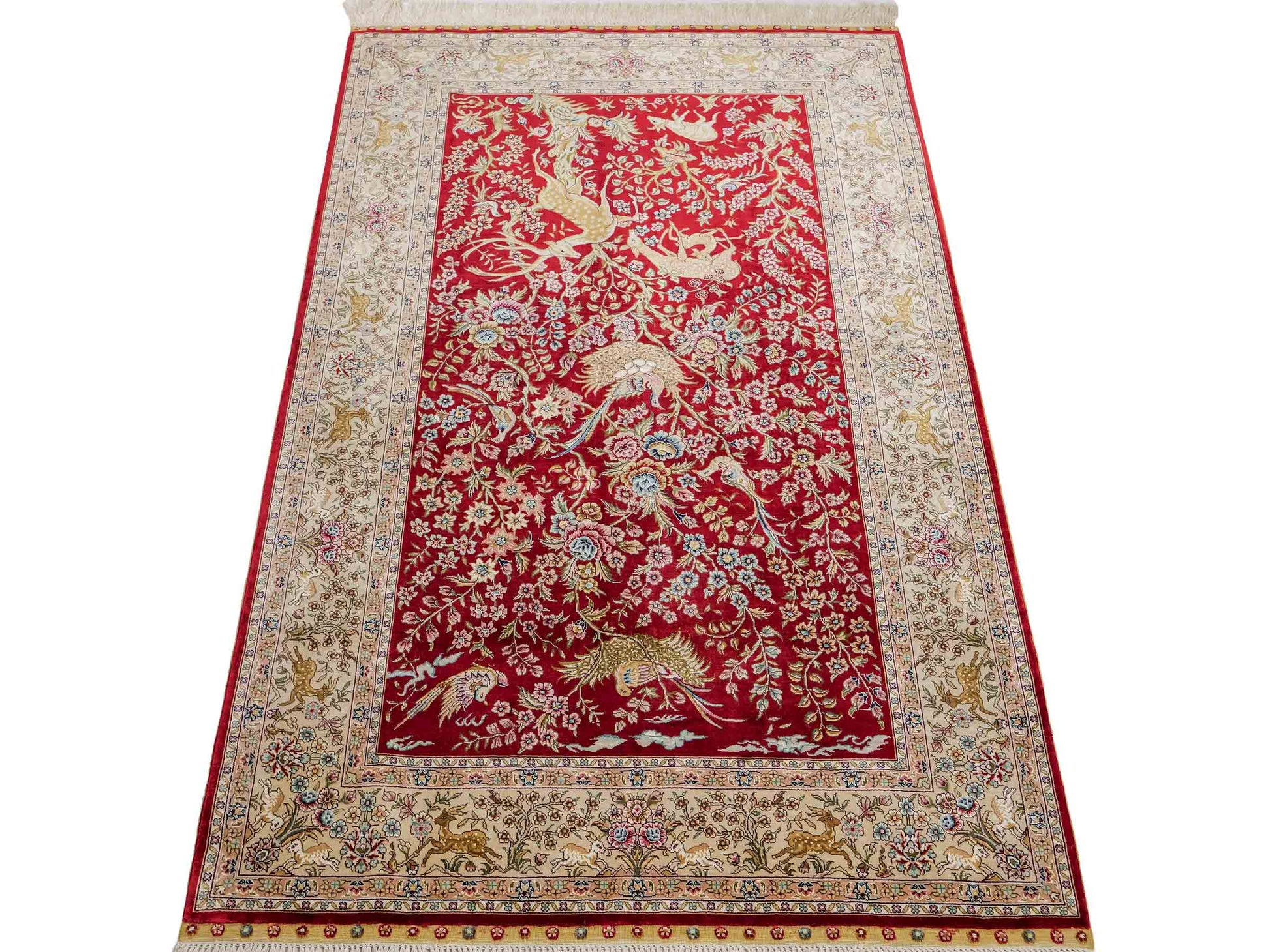 Sehr feiner, handgeknüpfter Khademi Orientteppich mit Ghom Design aus reiner Seide, rot, beige, creme. 153x95 cm. Vertrieb durch Jupiter Intl.