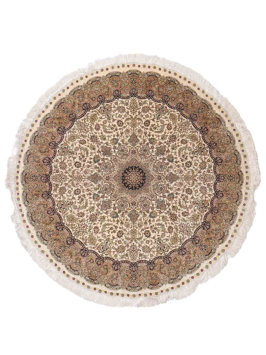 Sehr feiner, handgeknüpfter, runder Khademi Orientteppich mit Ghom Design aus reiner Seide, creme, weiß. 154x154 cm. Vertrieb durch Jupiter Intl.
