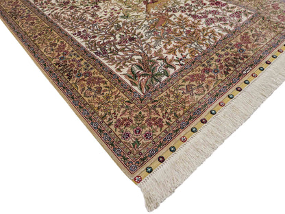 Sehr feiner, handgeknüpfter Khademi Ghom Orientteppich aus Seide, creme. 154x94 cm. Vertrieb durch Jupiter Intl.