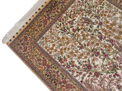 Sehr feiner, handgeknüpfter Khademi Ghom Orientteppich aus Seide, creme. 154x94 cm. Vertrieb durch Jupiter Intl.