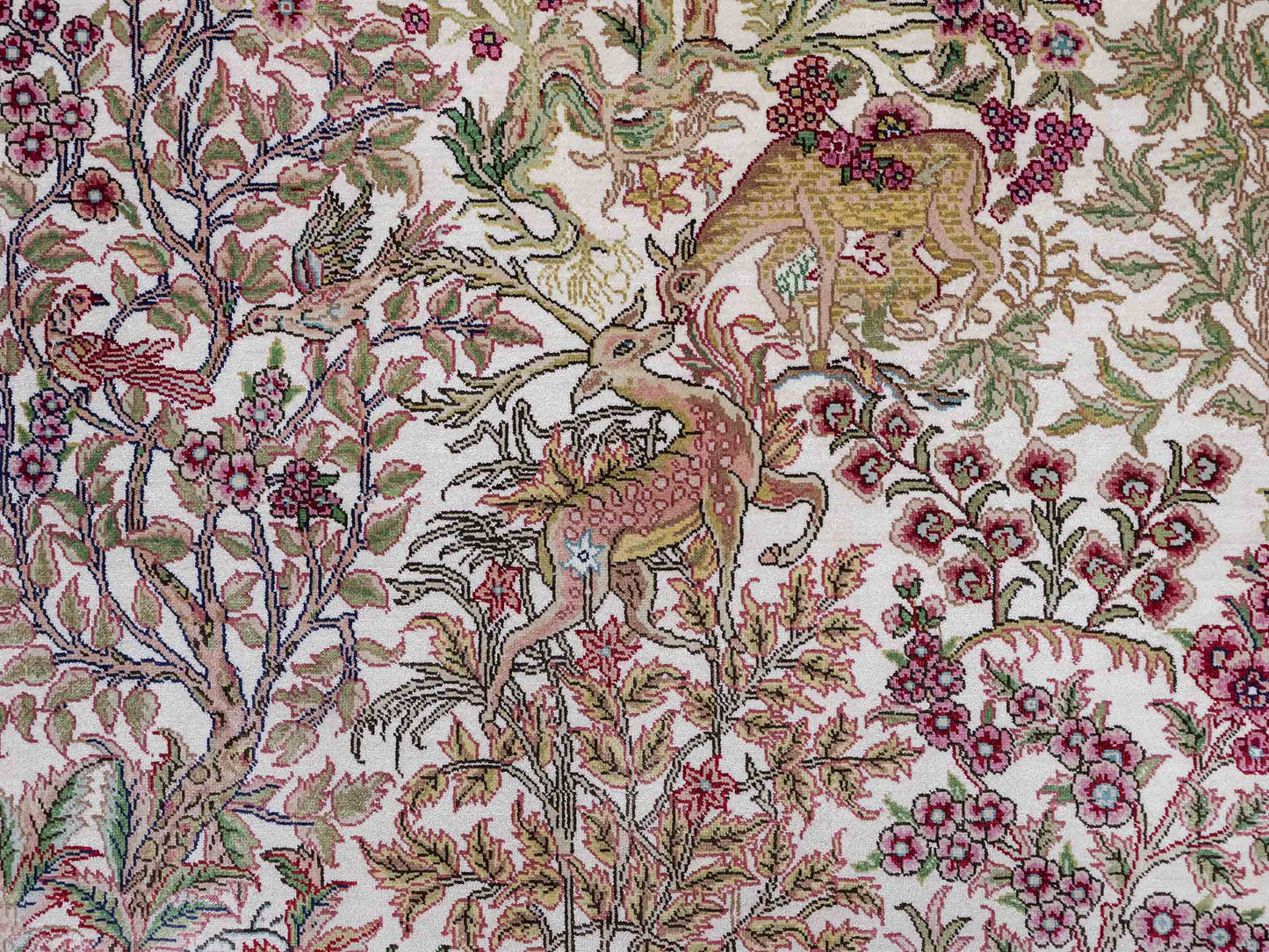 Sehr feiner, handgeknüpfter Khademi Ghom Orientteppich aus Seide, creme. 154x94 cm. Vertrieb durch Jupiter Intl.