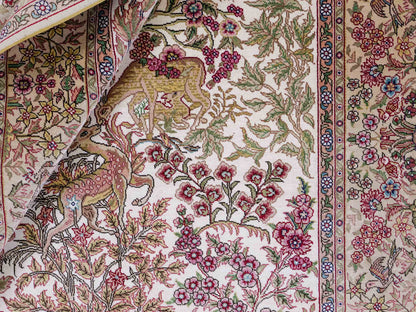 Sehr feiner, handgeknüpfter Khademi Ghom Orientteppich aus Seide, creme. 154x94 cm. Vertrieb durch Jupiter Intl.