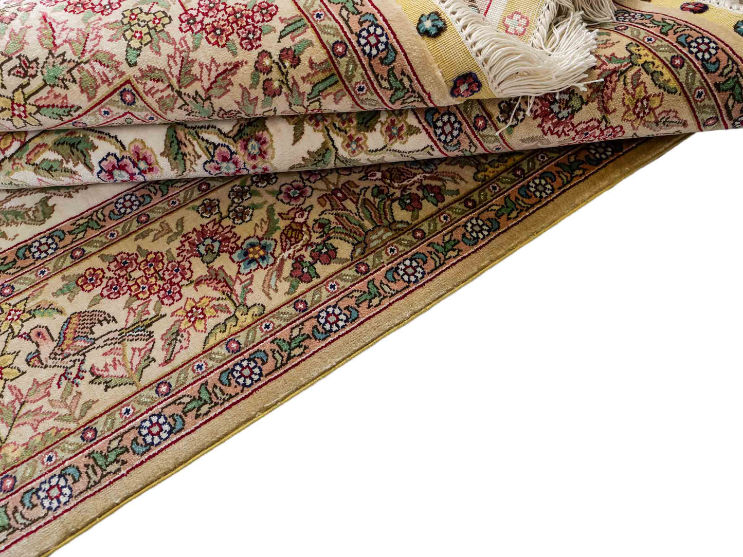 Sehr feiner, handgeknüpfter Khademi Ghom Orientteppich aus Seide, creme. 154x94 cm. Vertrieb durch Jupiter Intl.
