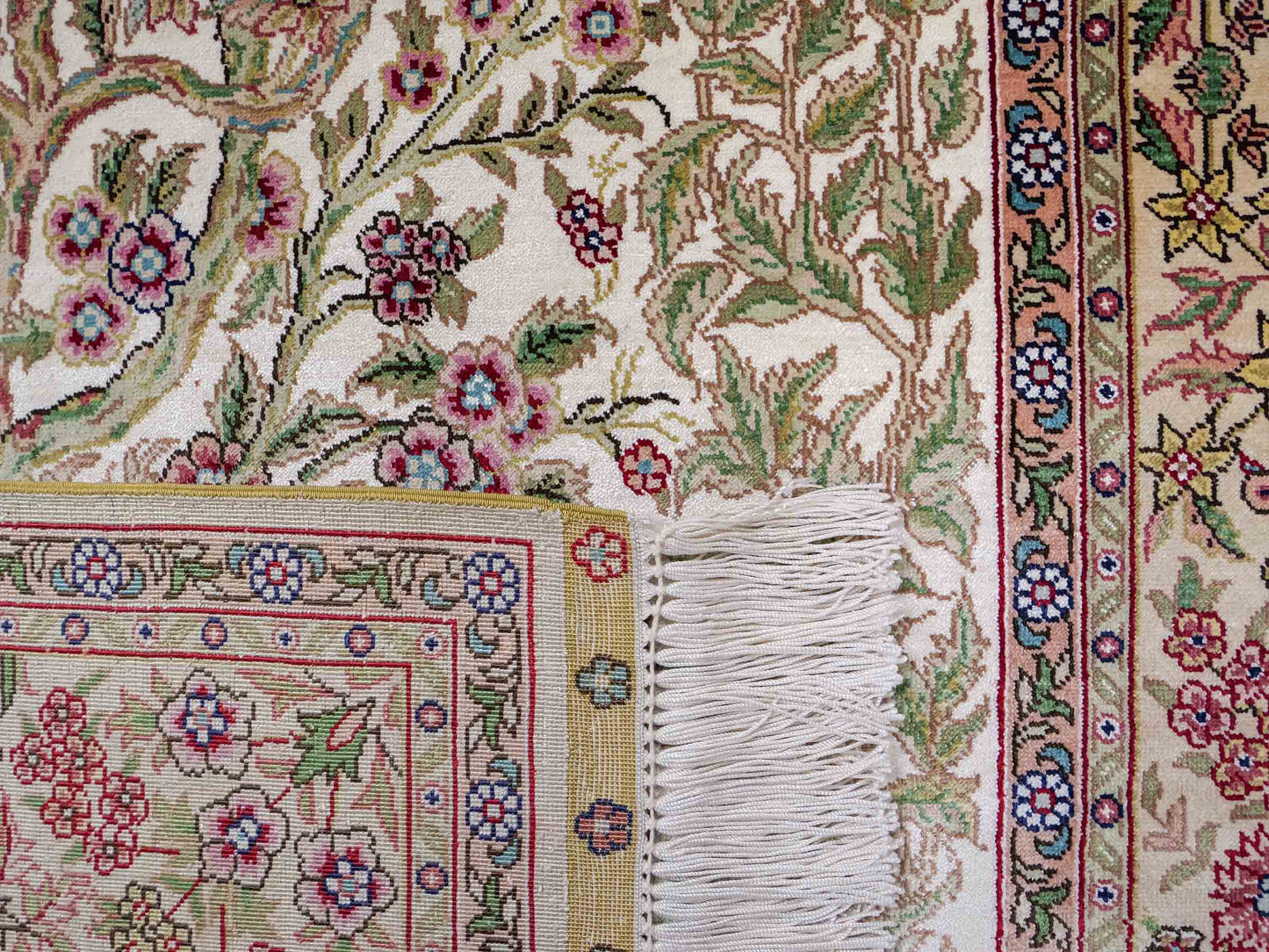 Sehr feiner, handgeknüpfter Khademi Ghom Orientteppich aus Seide, creme. 154x94 cm. Vertrieb durch Jupiter Intl.