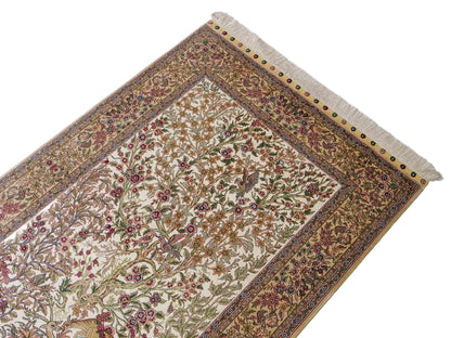 Sehr feiner, handgeknüpfter Khademi Ghom Orientteppich aus Seide, creme. 154x94 cm. Vertrieb durch Jupiter Intl.