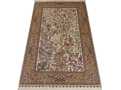 Sehr feiner, handgeknüpfter Khademi Ghom Orientteppich aus Seide, creme. 154x94 cm. Vertrieb durch Jupiter Intl.
