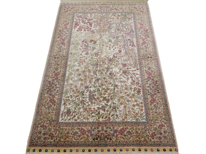 Sehr feiner, handgeknüpfter Khademi Ghom Orientteppich aus Seide, creme. 154x94 cm. Vertrieb durch Jupiter Intl.