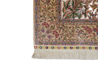 Sehr feiner, handgeknüpfter Khademi Ghom Orientteppich aus Seide, creme. 154x94 cm. Vertrieb durch Jupiter Intl.