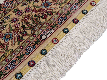 Sehr feiner, handgeknüpfter Khademi Ghom Orientteppich aus Seide, creme. 154x94 cm. Vertrieb durch Jupiter Intl.