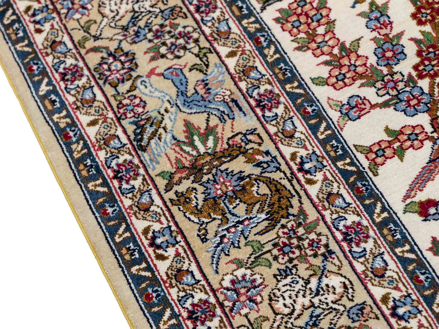 Sehr feiner, handgeknüpfter Khademi Ghom Orientteppich aus Seide, weiß, blau. 154x94 cm. Vertrieb durch Jupiter Intl.