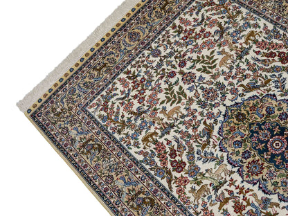 Sehr feiner, handgeknüpfter Khademi Ghom Orientteppich aus Seide, weiß, blau. 154x94 cm. Vertrieb durch Jupiter Intl.