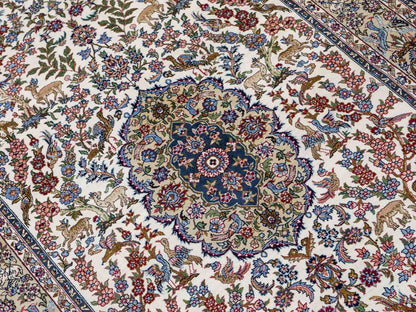 Sehr feiner, handgeknüpfter Khademi Ghom Orientteppich aus Seide, weiß, blau. 154x94 cm. Vertrieb durch Jupiter Intl.