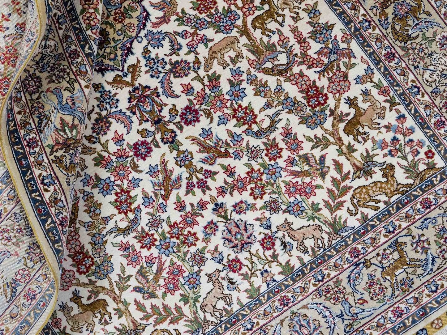 Sehr feiner, handgeknüpfter Khademi Ghom Orientteppich aus Seide, weiß, blau. 154x94 cm. Vertrieb durch Jupiter Intl.