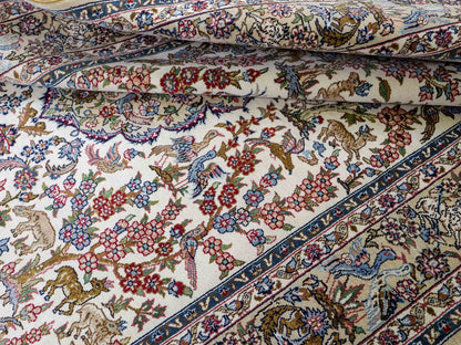 Sehr feiner, handgeknüpfter Khademi Ghom Orientteppich aus Seide, weiß, blau. 154x94 cm. Vertrieb durch Jupiter Intl.