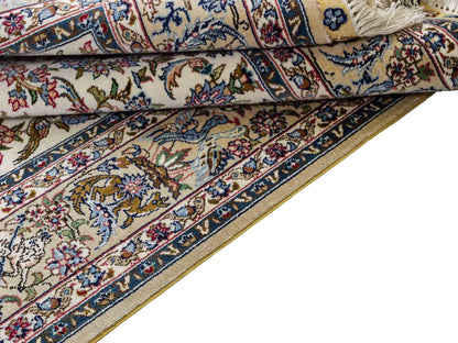 Sehr feiner, handgeknüpfter Khademi Ghom Orientteppich aus Seide, weiß, blau. 154x94 cm. Vertrieb durch Jupiter Intl.