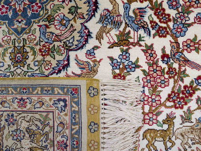 Sehr feiner, handgeknüpfter Khademi Ghom Orientteppich aus Seide, weiß, blau. 154x94 cm. Vertrieb durch Jupiter Intl.