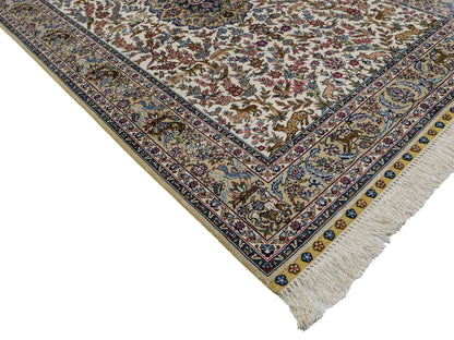 Sehr feiner, handgeknüpfter Khademi Ghom Orientteppich aus Seide, weiß, blau. 154x94 cm. Vertrieb durch Jupiter Intl.