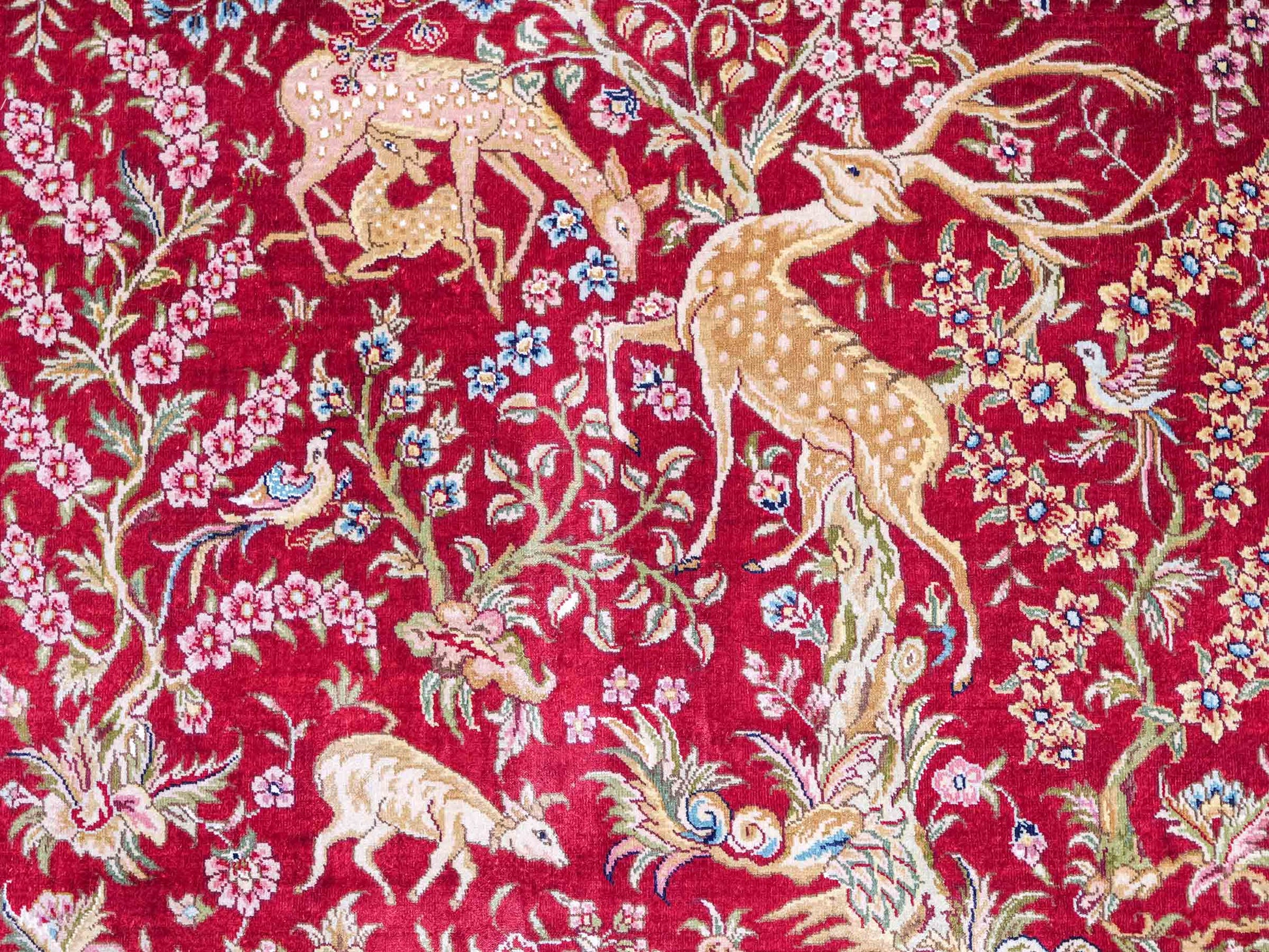 Sehr feiner, handgeknüpfter, chinesischer Khademi Ghom Orientteppich aus Seide, rot, creme. 154x94 cm. Vertrieb durch Jupiter Intl.