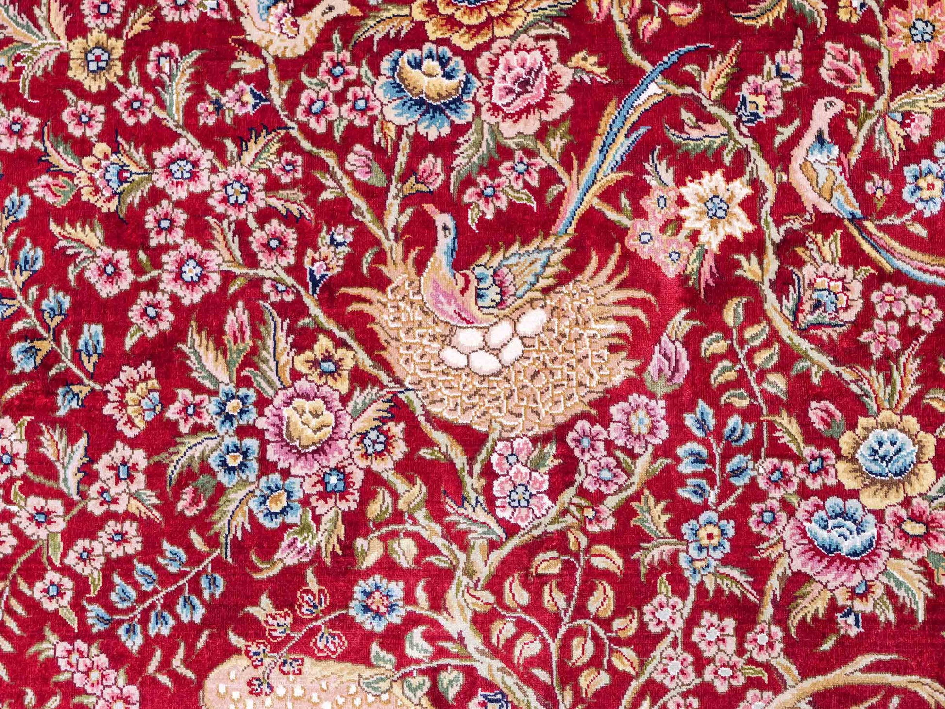Sehr feiner, handgeknüpfter, chinesischer Khademi Ghom Orientteppich aus Seide, rot, creme. 154x94 cm. Vertrieb durch Jupiter Intl.